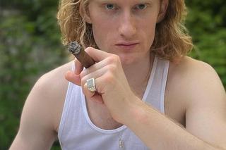 Nieślubny syn Daniela Olbrychskiego wygląda jak kopia gwiazdora z młodych lat. Czym się zajmuje?