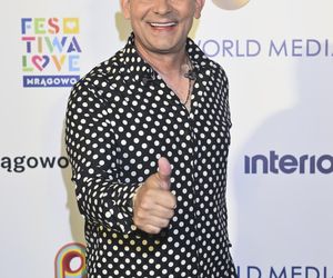 Ksiądz Krzysztof Kołtunowicz bez skarpetek wygłupia się przy kawałku Zenka Martyniuka