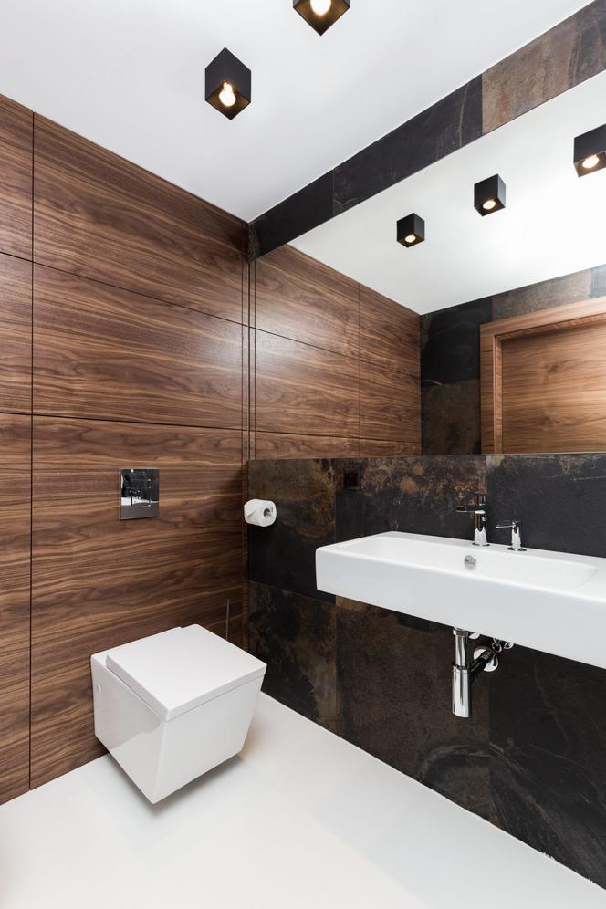 Nowoczesna łazienka z drewnem na ścianie