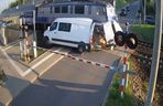 Dostawczak wjechał pod pociąg! Ogromne utrudnienia na kolei