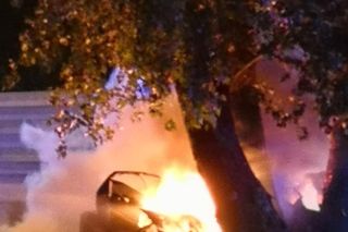 Potworny wypadek w Płocku. Wypadli z drogi, uderzyli w drzewo. Dwoje ludzi spłonęło w samochodzie	