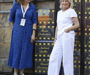 Cała na biało Maria Pakulnis szaleje z sierpem w Lubomierzu. Renata Dancewicz tym razem na spokojnie