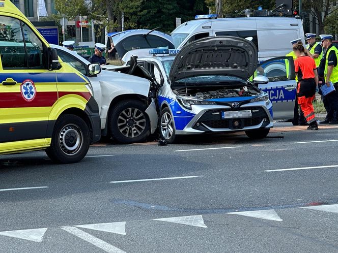 Wypadek radiowozu w Warszawie. Cztery osoby ranne, w tym policjanci