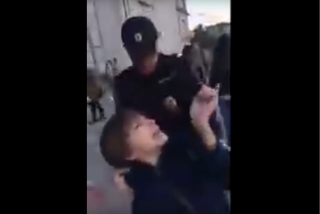 Moskwa: Policja BRUTALNIE aresztowała 10-LATKA za recytowanie Hamleta [WIDEO]