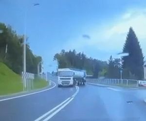 Miał dożywotni zakaz i 3 promile! Ciężarówką wylądował z rowie [ZDJĘCIA]