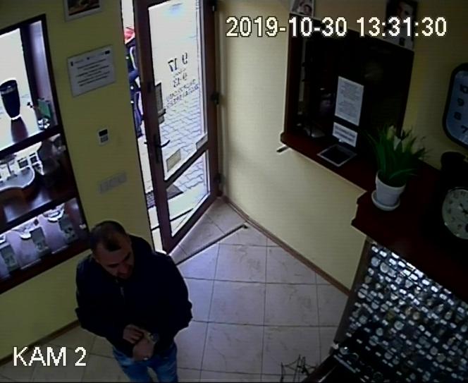 Napad na sklep jubilerski w Szubinie! Policja ściga tych mężczyzn [ZDJĘCIA] 
