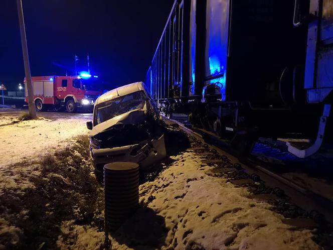 Wolbrom: Furgonetka WJECHAŁA w pociąg towarowy. Nie zadziałały rogatki?