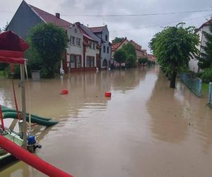Zalane ulice, woda w budynkach. Dramatyczna sytuacja w Suchaczu i Tolkmicku
