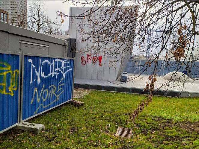 Jeszcze nie otwarty, a już pomazany. Skatepark w centrum Warszawy "przyozdobiony" graffiti