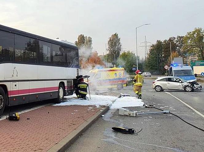 Wypadek w Katowicach. Autobus zderzył się z samochodem osobowym