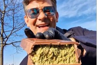 Książulo zjadł dubajką czekoladę od Zenka Martyniuka. Tak ją ocenił. Warto wydać 100 zł? 