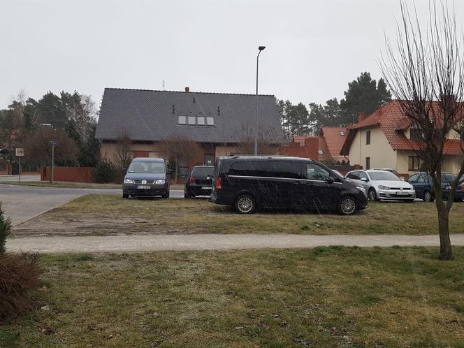 Na osiedlu Rejtana w Lesznie pojawiły się nowe tabliczki – „Zakaz gry w piłkę” 