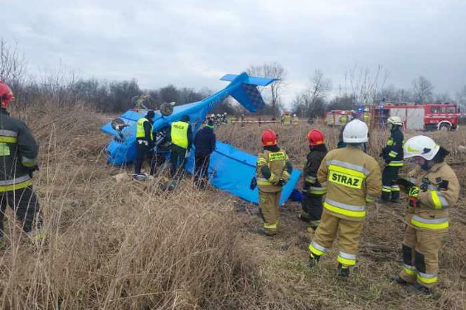 Szokujący wypadek pod Tarnowem! Awionetka wylądowała na dachu. Pilot w szpitalu [ZDJĘCIA]