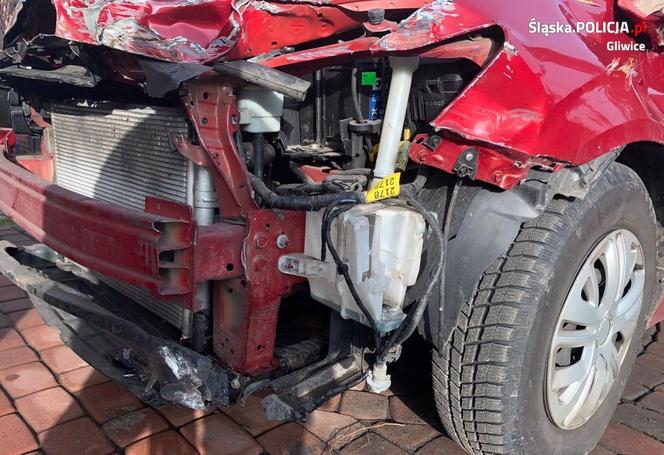 Wjechał obrzydliwie drogim autem pod pociąg. 50-latek ominął rogatki! Została tylko rejestracja