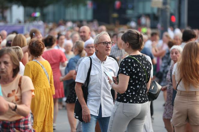 Potańcówka pod Teatrem Śląskim w Katowicach. Tłumy wręcz oszalały ZDJĘCIA