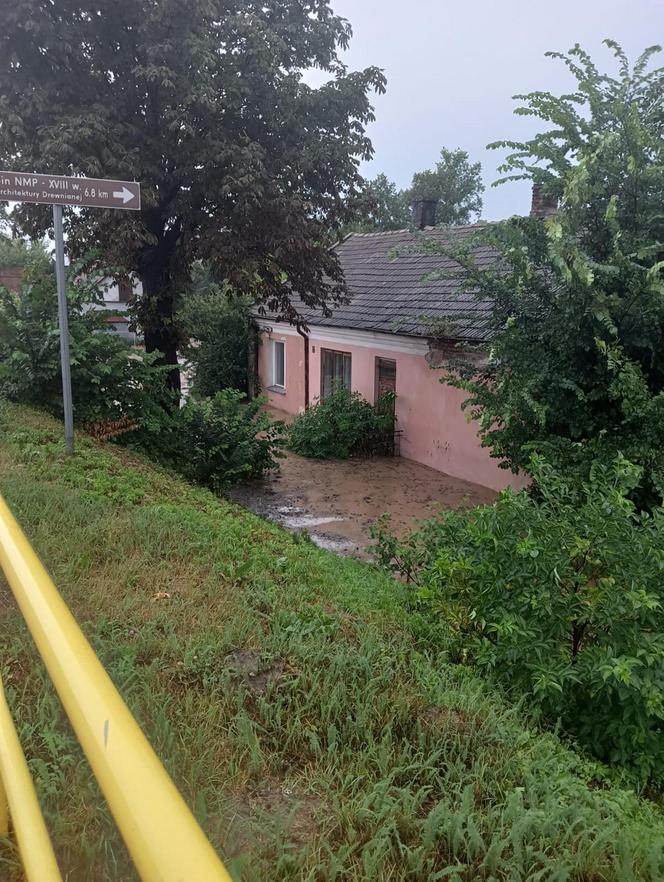 Nawałnice i burze w Świętokrzyskiem. Ponad 200 interwencji strażaków. Droga w Ćmielowie całkowicie zniszczona [ZDJĘCIA].