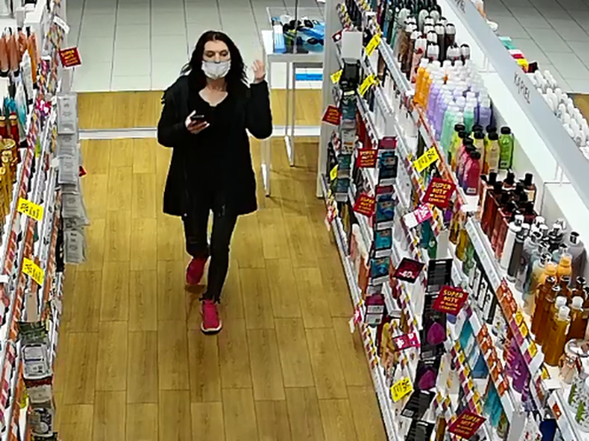 Kradzież doskonała? W taki sposób para z Gliwic wyniosła z drogerii cenne kosmetyki. Nagranie szokuje [WIDEO]