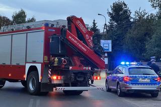 Czołowe zderzenie osobówki i autobusu miejskiego. Jedna osoba w stanie ciężkim