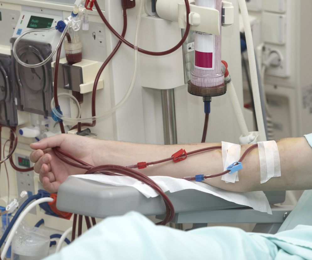 Dializa to leczenie nerkozastępcze, pozwalające na oczyszczenie organizmu z produktów przemiany materii oraz usunięcie nadmiaru wody w sytuacji, gdy nerki nie są w stanie pełnić swoich funkcji.