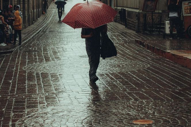 Burze i opady znowu straszą! W prognozach nawet 15 mm deszczu