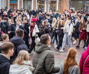 Maturzyści tańczą poloneza na Rynku w Opolu