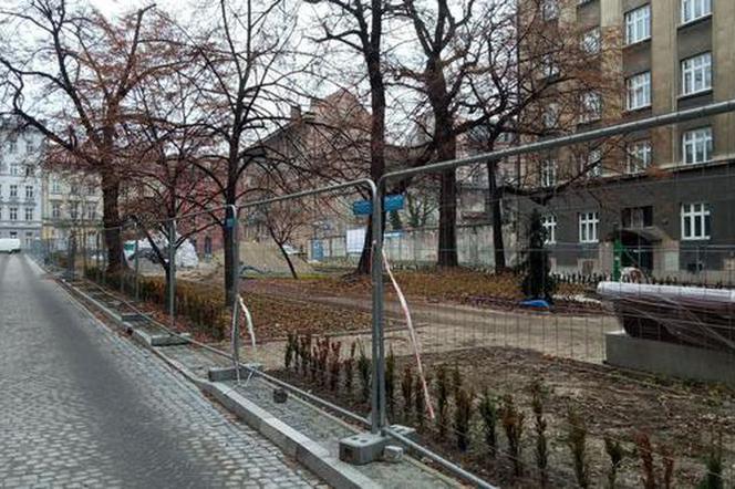 Miasto wyrzuca wykonawcę remontu placu Biskupiego. Włomex: „odwołamy się do sądu”