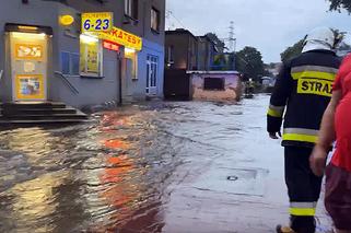 Powódź błyskawiczna w Tarnowskich Górach. Drogą płynie rzeka