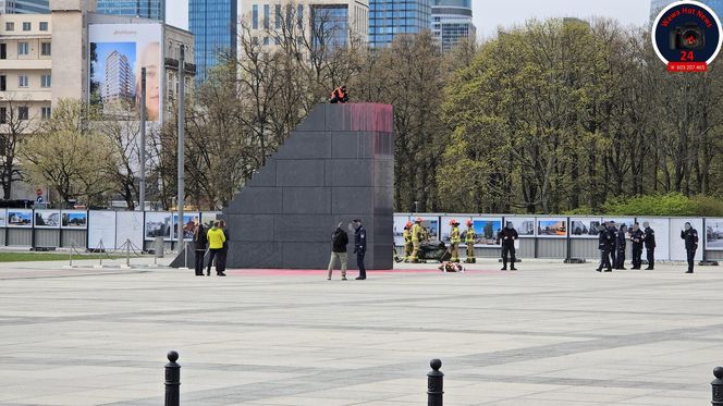 Mężczyzna wszedł na pomnik smoleński