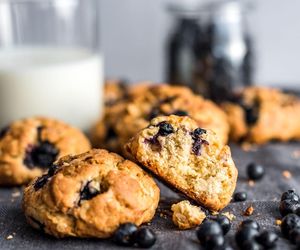 Łączę ten serek z borówkami i piekę rewelacyjne ciasteczka. Podaję je na deser i jako słodką przekąskę 