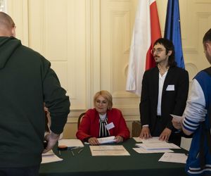 Glosowanie w wyborach prezydenckich przy polskiej ambasadzie w Paryżu