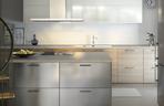 Różne fronty szafek w małej kuchni IKEA