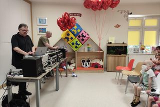 W Uniwersyteckim Szpitalu Dziecięcym imprezowali na całego. Dzieciaki poznały znanych DJ-ów