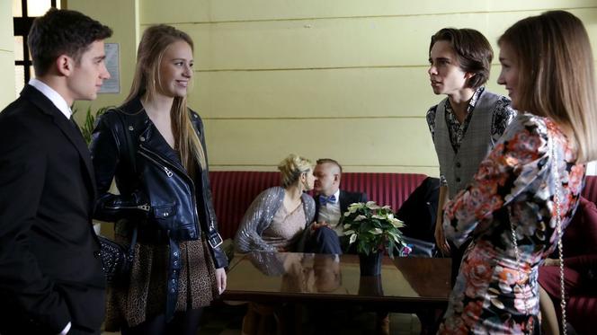 M jak miłość, odc. 1512: Lilka (Monika Mielnicka), Mateusz (Krystian Domagała), Ewa (Jowita Chwałek), Mikołaj (Jan Prznowski), Ala (Alicja Ostolska)