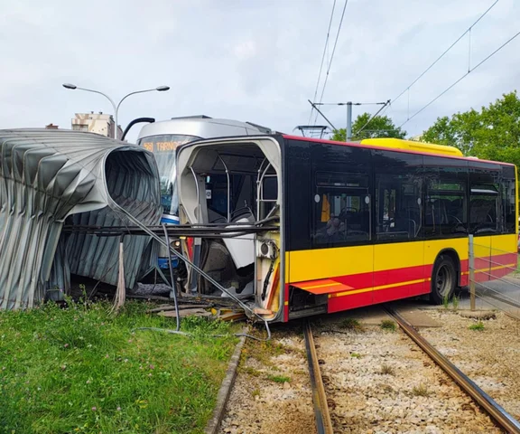 Groźny wypadek! Tramwaj rozerwał autobus na pół