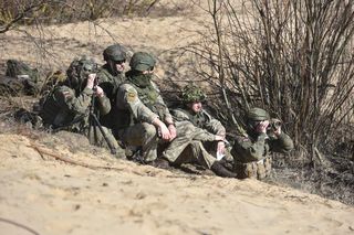 Strzały i wybuchy w Toruniu! Żołnierze z Polski, USA, Litwy i Estonii na miejscu