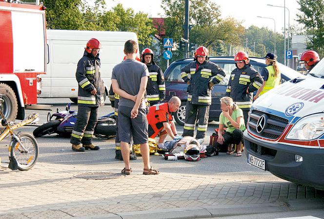 Motocykl wbił się w mercedesa