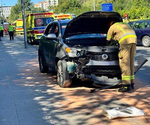 Auto wjechało w przystanek w Warszawie. Dwie osoby nie żyją