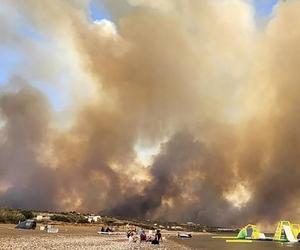 Uciekli przed ogniem, spali na trawnikach. Koszmar turystów z Polski na Rodos