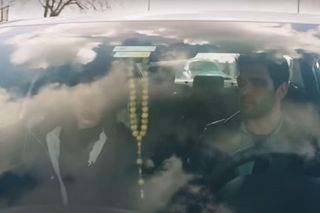 Emanet. Volkan majstruje przy aucie Alego 