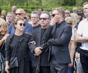 Pogrzeb Joanny Kołaczkowskiej. Tak pożegnali ją przyjaciele z kabaretu. Borek smutna i eleganckaPogrzeb Joanny Kołaczkowskiej. Tak pożegnali ją przyjaciele z kabaretu. Borek smutna i elegancka
