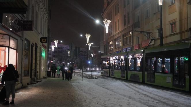 Świąteczne iluminacje w Olsztynie zachwycają. Prawdziwą „gwiazdą” jest choinka na starówce [ZDJĘCIA]