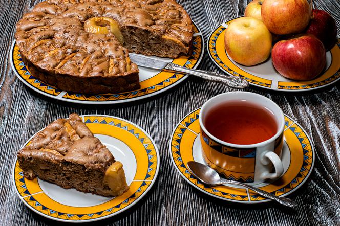 Ciasto Rajskie Jabłuszko: przepis na biszkopt cynamonowy z jabłkami