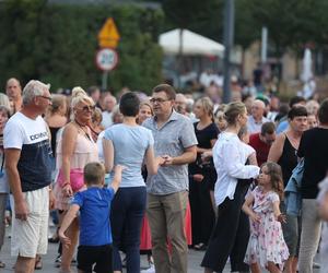 Potańcówki przed Teatrem Śląskim w Katowicach. Roztańczony Wyspiański porwał tłumy