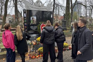 Tak wygląda grób Daniela Sztybera w Święto Zmarłych. Polski żołnierz oddał życie za Ukrainę