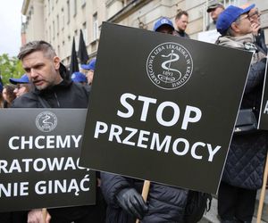   Razem przeciw przemocy. Medycy protestują w Warszawie