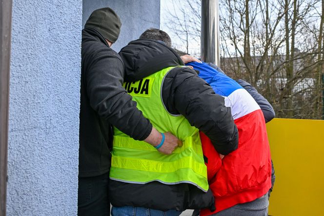 Doprowadzenie mężczyzny, który został zatrzymany w sprawie brutalnej napaści na 14-latkę