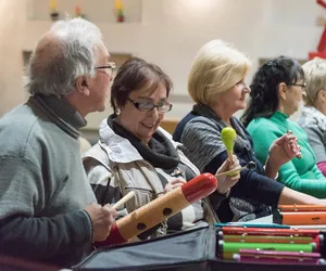 Muzykoterapia w salach... Filharmonii Krakowskiej. Zajęcia są dedykowane seniorom i osobom niepełnosprawnym