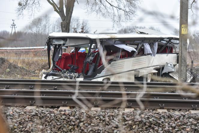 Kierowca autobusu zginał na torach, zamknięty w śmiertelnej pułapce