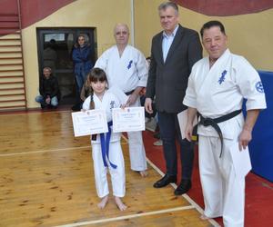 Akademia Karate w Skarżysku. Certyfikaty na wyższe stopnie dla wychowanków klubu