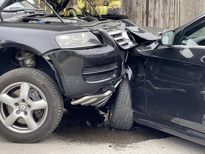 Zamaskowani sprawcy zaatakowali trzech kierowców. Doszło do gigantycznego karambolu w Wolicy